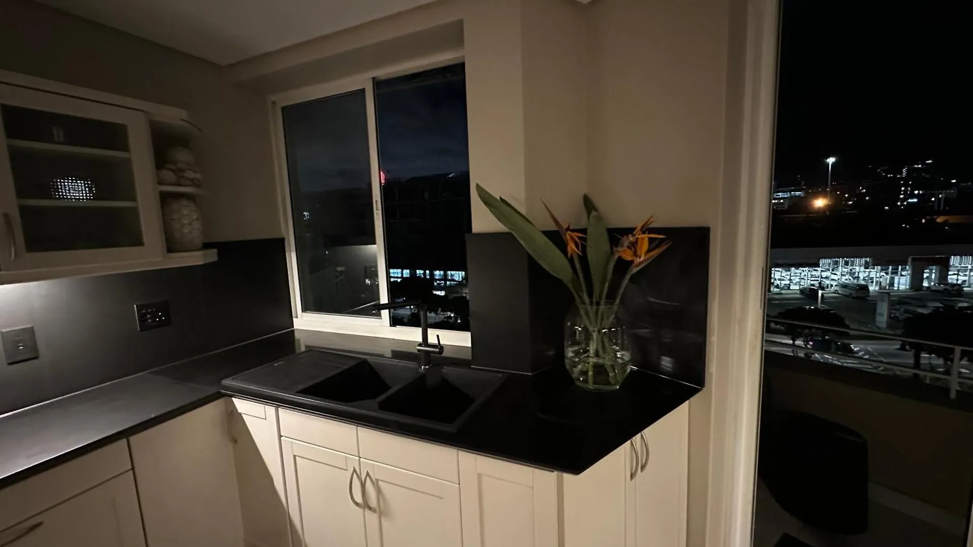 V&A Waterfront Cape Town The Most Secure And Luxurious 3 Bedroom Apartment With Views From All The Rooms !